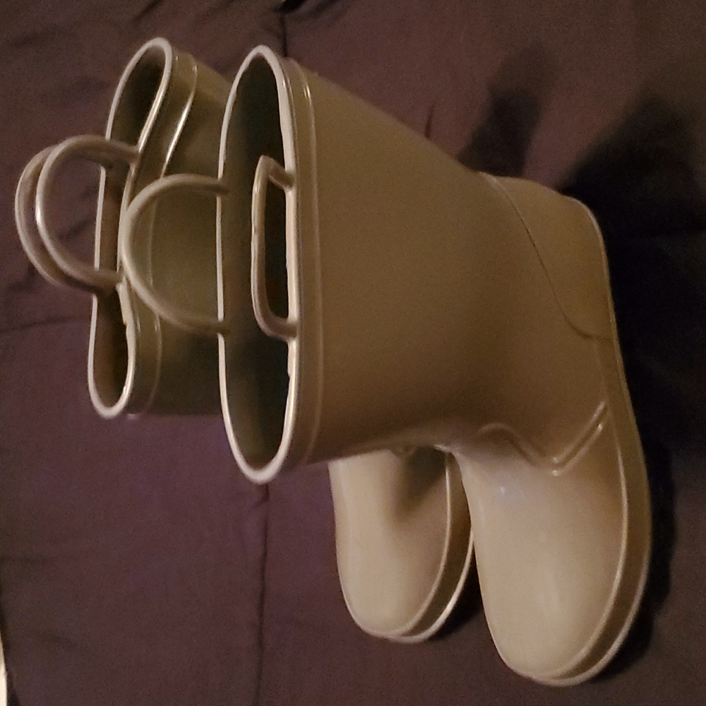 Sea Dog gray rainboots with black soles